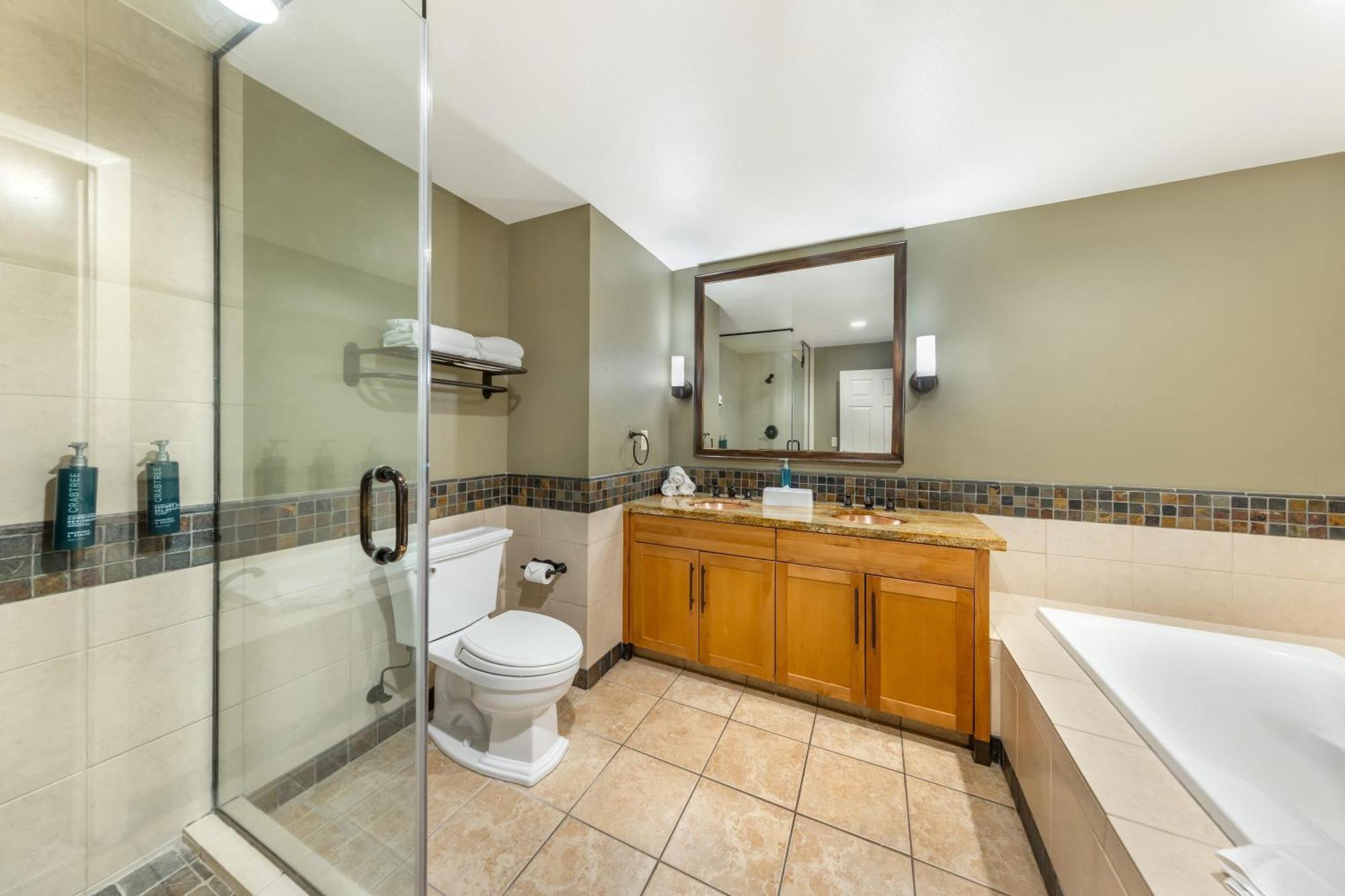 1 BEDROOM 1 KING DELUXE SUITE AND SOFABED